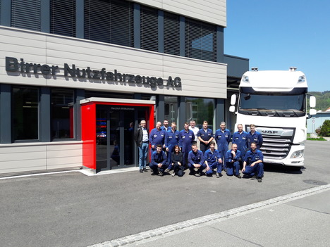 Das Team der Birrer Nutzfahrzeuge AG vor dem Neubau